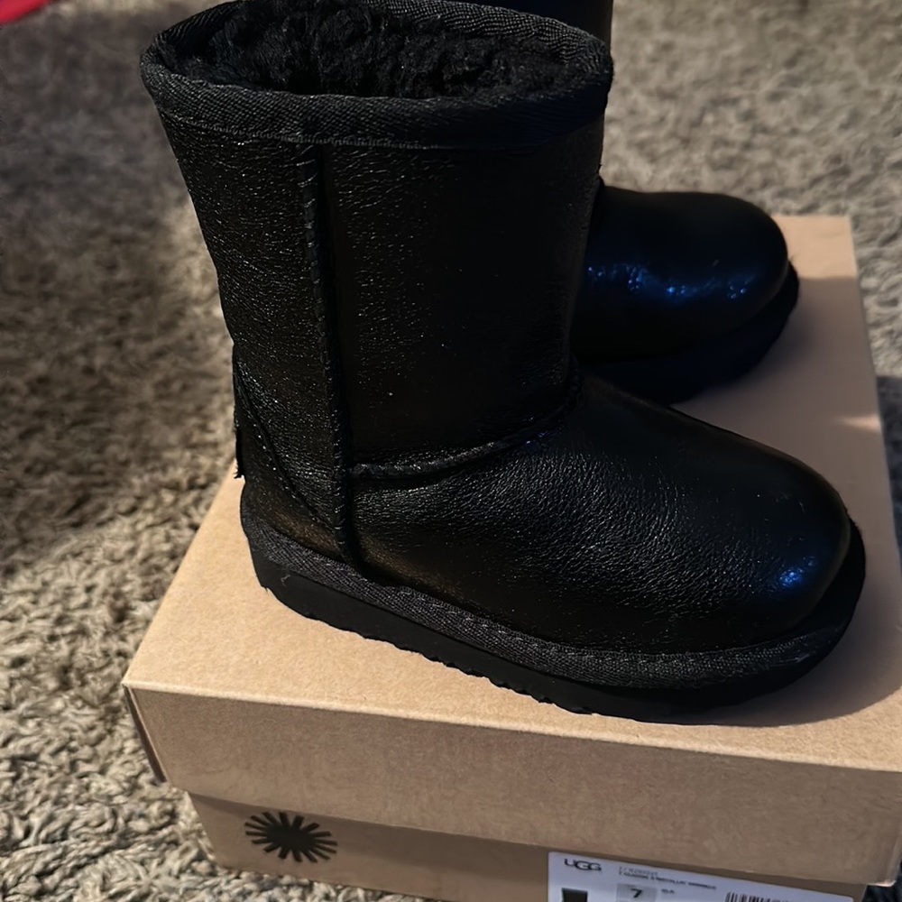 Ugg - Picture 3 of 5